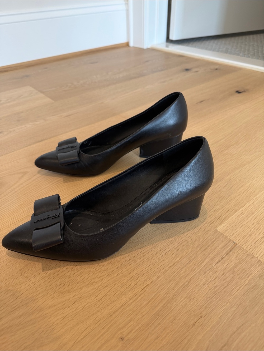 Salvatore Ferragamo Black Pointed Leather Flats with Signature Bow Accent - Picture 2 of 4